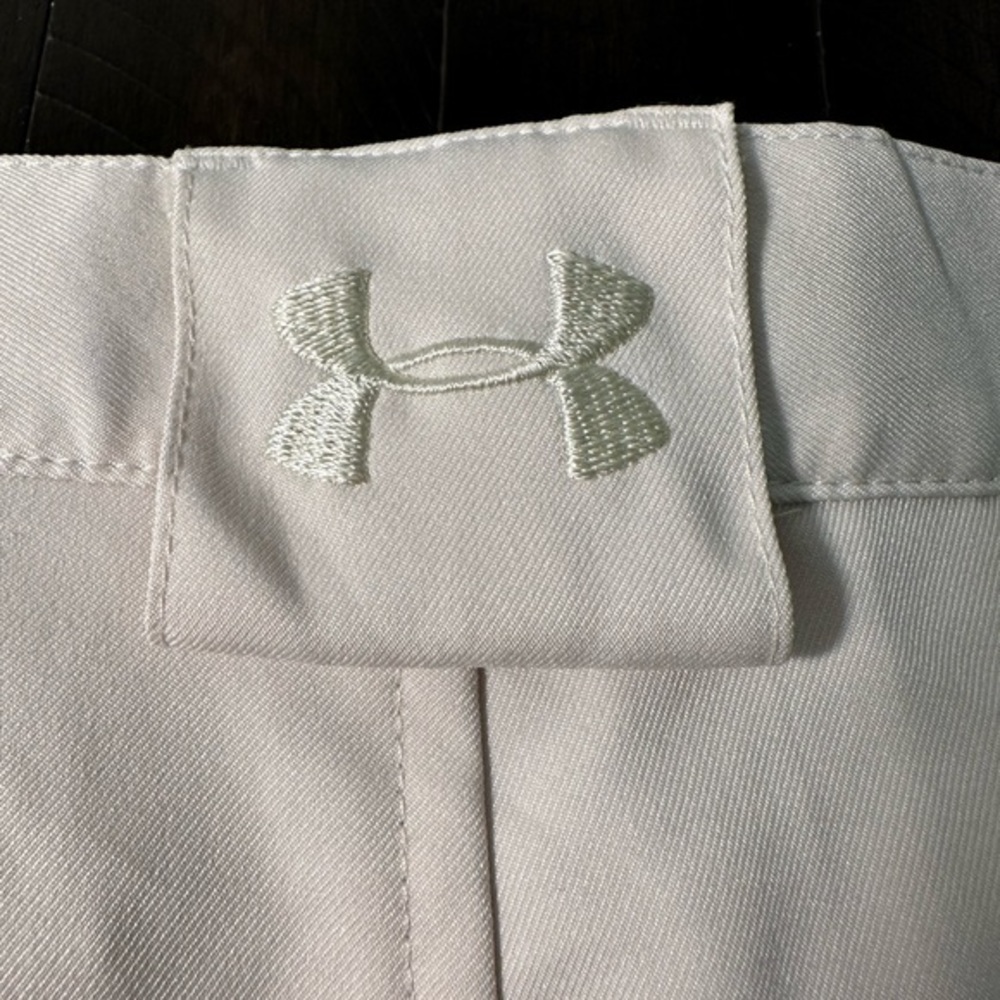 Men’s‎ Under Armour Performance Pleated Front Golf Shorts. Size 36R. Cream.